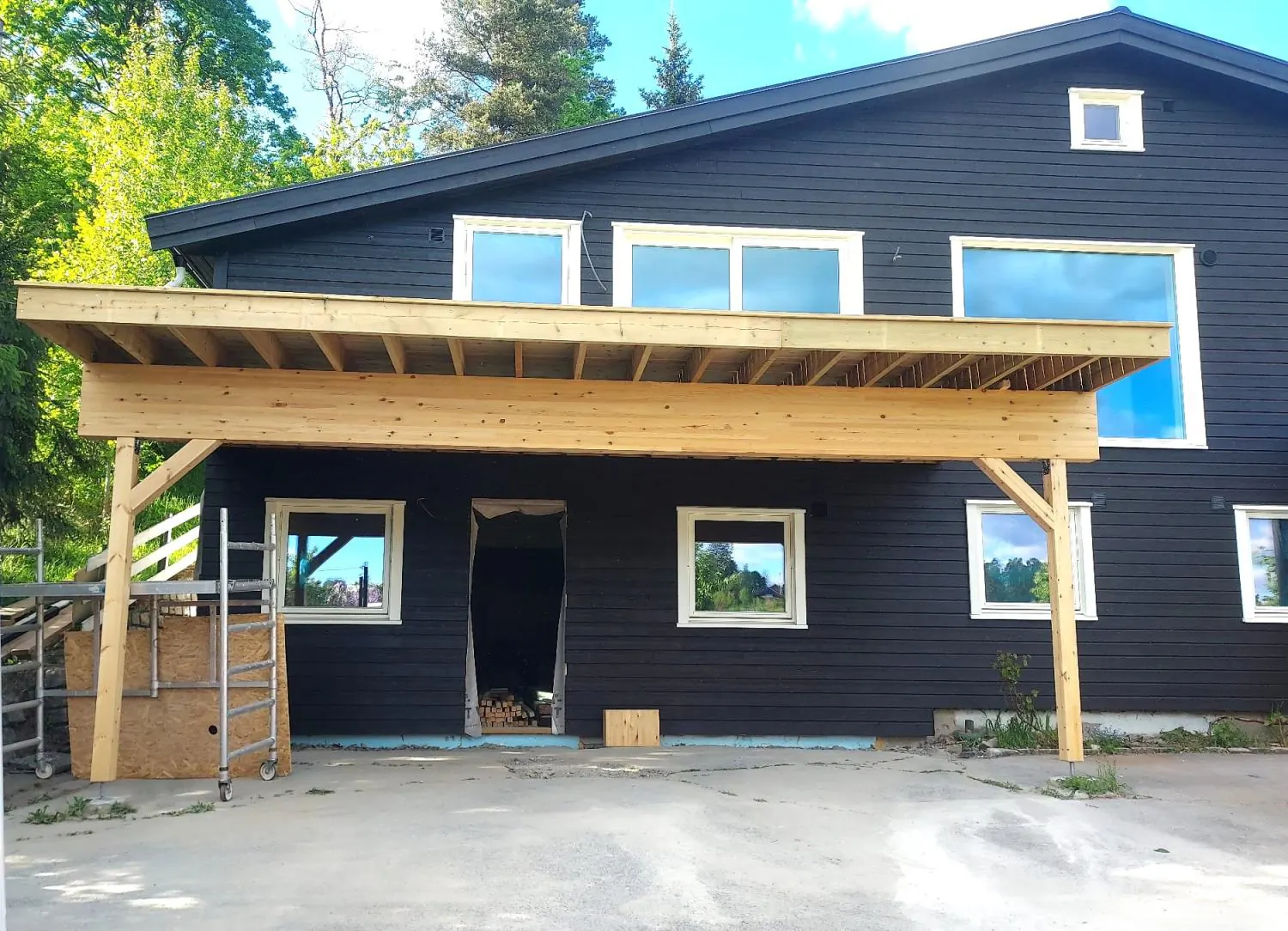 Ferdig fasade og terrasse etter utvendig rehabilitering